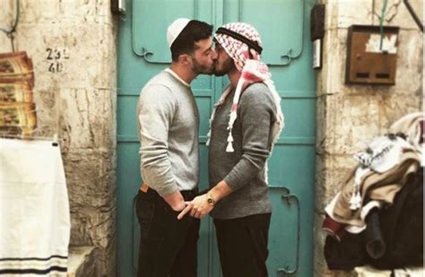 Un Judío Y Un árabe Se Besan En Israel Una Fotografía Contra La