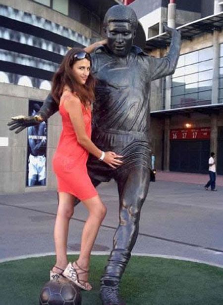 20 Fresh Photos Showing Girls Being Naughty With Statues