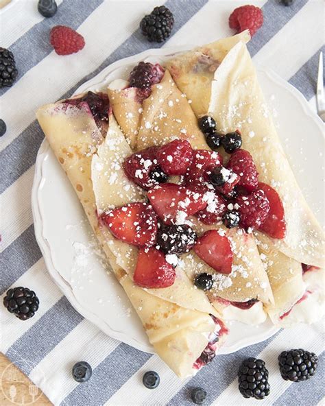 berries and cream crepes