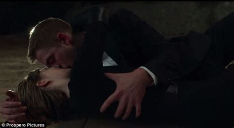robert pattinson shares kiss with mia wasikowska in maps to the stars trailer daily mail online
