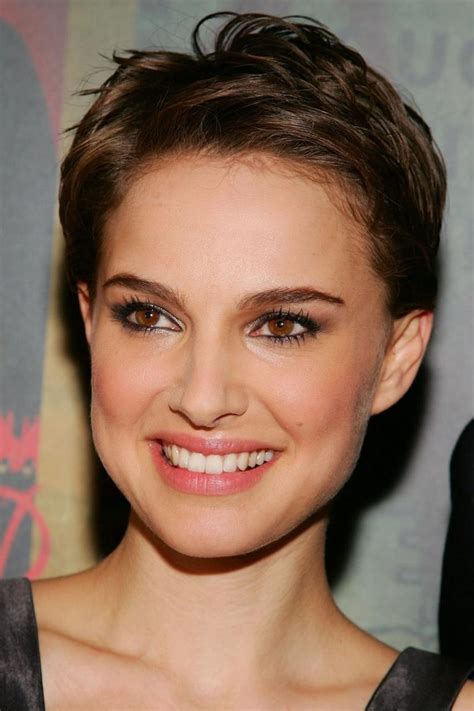 26 Most Flattering Short Hairstyles For Oval Faces
