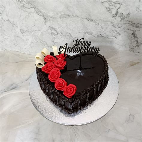celebrate  anniversary  heart shaped cake yummy cake