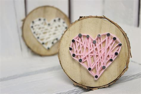 diy suesses geschenk zum valentinstag baumscheibe mit herz  string art