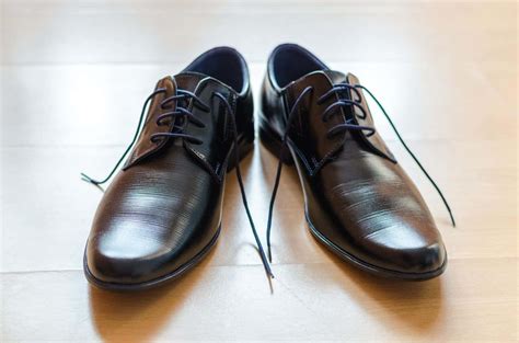 easy ways   remove creases  shoes breakerlycom