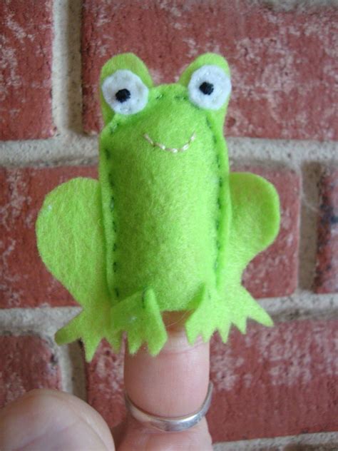 frog finger puppet  reptile plushie sewing  cut
