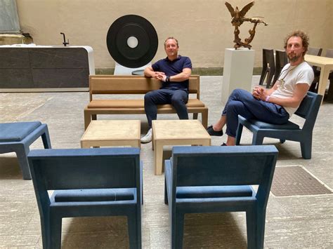hilvarenbeekse broers presenteren eigen meubels  milaan gezaagd en getimmerd  de schuur