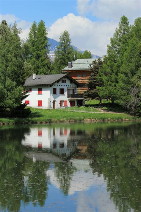 huis en wit meer  crans montana door de zomer stock foto image  bergachtig europa