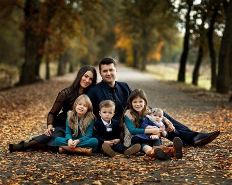 fall outdoor family photo ideas