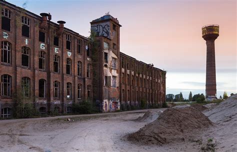 famous abandoned factories  preserve  world   lovemoneycom