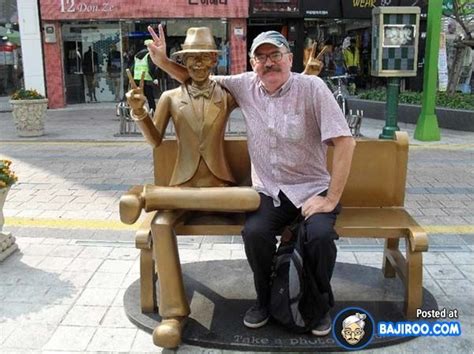 21 Pictures Of Funny People Posing With Statues — Bajiroo
