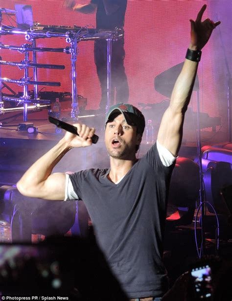 Enrique Iglesias Puts On Energetic Performance As He Kicks Off His Sex