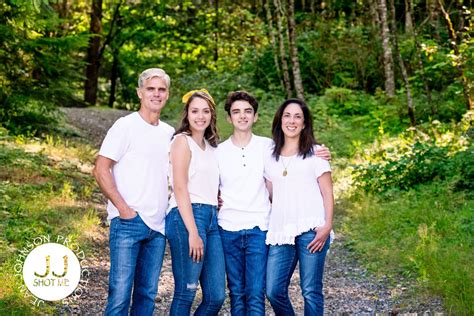 family   pose options white shirts  jeans  family photo outfits family