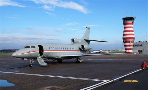 defense studies pesawat jet falcon  berlogo tni au muncul  bandara