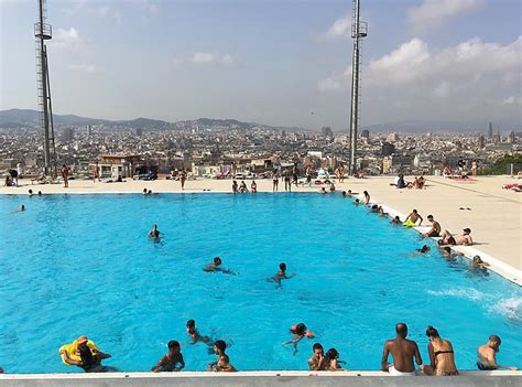 zwembad montjuic zwemmen met mooiste uitzicht van barcelona follow  footprints