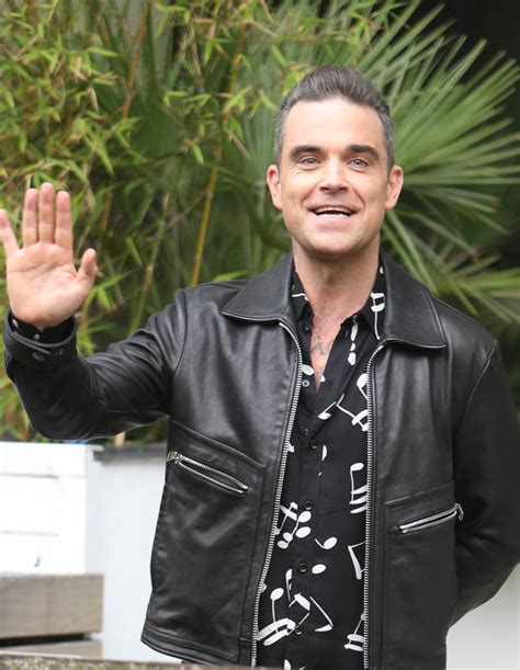 robbie williams wishes he was gay so he could have sex on tap as he admits male crushes