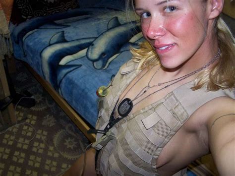 jeune femme blonde militaire hyper bandante