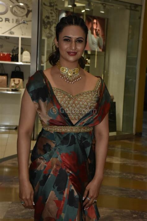 Divyanka Tripathi Looks Super Gorgeous In Saree