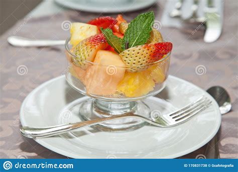 bowl heeft heerlijk en gezond fruit geserveerd stock foto image  zuivelfabriek eten