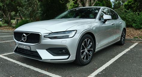 review  volvo   momentum seeks  place   compact luxury sedan class carscoops