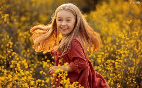 Uśmiech Długie Kwiaty Łąka Włosy Blondynka Lato Dziewczynka