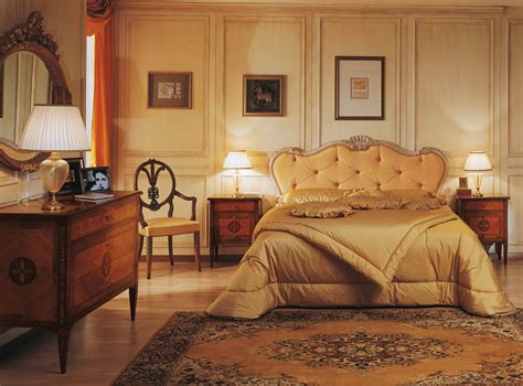 Tende classiche di bonprix per arredare con stile: Camera da letto classica di lusso I Maggiolini, letto capitonnÃ©, comÃ² e