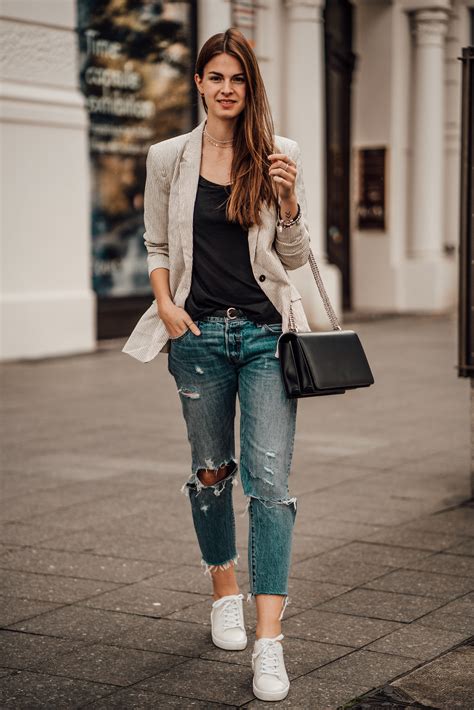 wear boyfriend jeans  fall casual chic outfit