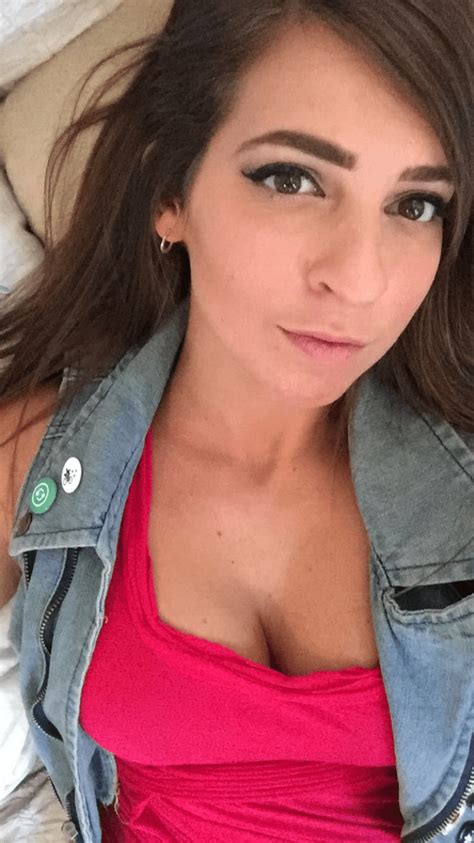 The Gabbie Show Gabrielle Hanna Cleavage 2 S 6 Pics Sexy Youtubers