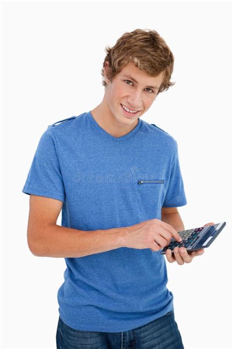 portret van een jonge mens die een calculator gebruiken stock afbeelding image  rekenmachine