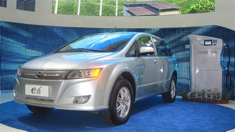 byd  electric crossover  cost   mile range