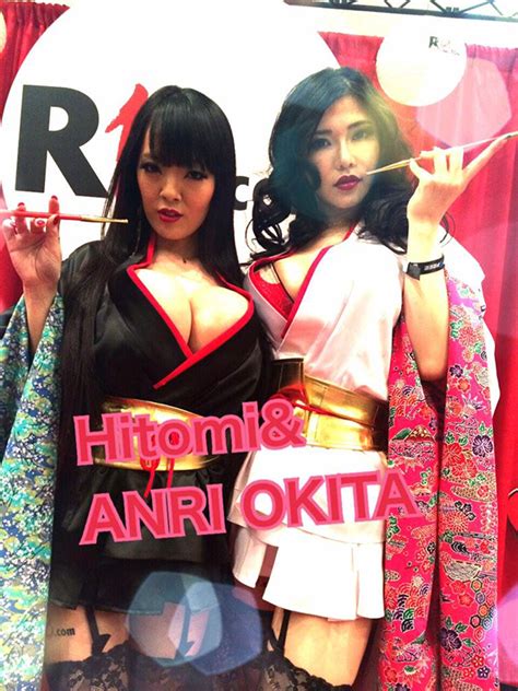 Hitomi Tanaka และ Anri Okita มาสาธิตวิธีทานซูชิบนตัวที่ถูกต้อง