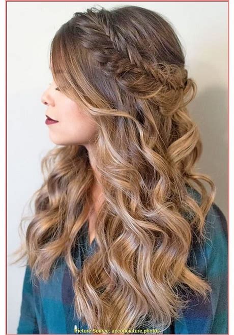 L'outfit ideale per la ragazza festeggiata e l'invitata al 18esimo è glamour, sexy, bon ton o chic caratterizzato da vestiti, tailleur, longuette e jumpsuit . Acconciature capelli lunghi 18 anni