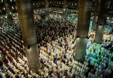 Turkey S Muslims Offer Prayers At The Süleymaniye Mosque