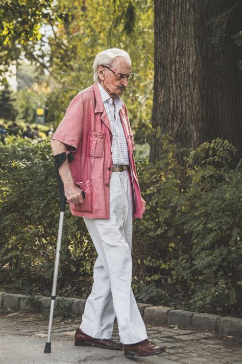 besplatna slika stari odlazak  mirovinu umirovljenik stap hodanje starije osobe covjek