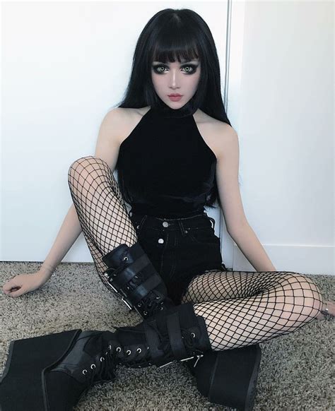 Pin By H A N A Iveson On Kina Shen Model Fashion Goth Outfits Goth