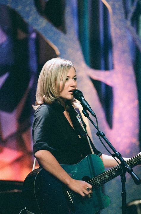 Singer Jewel Barely Aged A Day In Two Decades As She Makes Rare Tv
