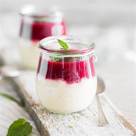 suesses schmankerl bayrische creme mit beerensauce rezept