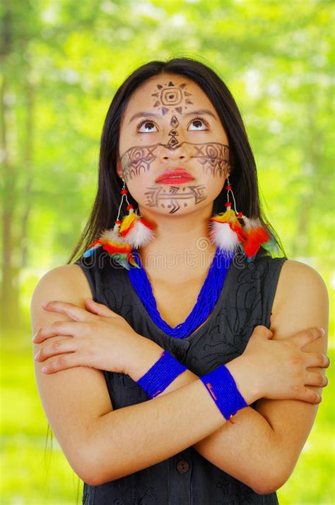 portret exotische vrouw uit de amazone met gezichtsverf en zwarte kleding die trots voor camera