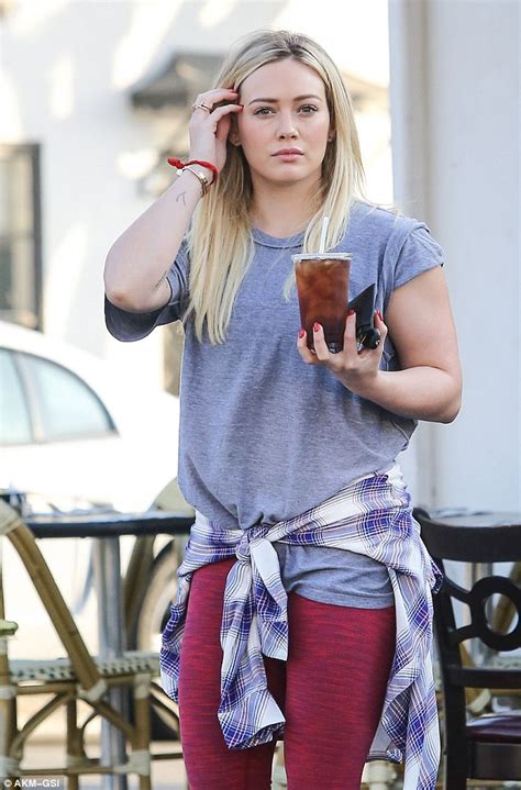 hilary duff s drunk husband mike comrie hits on waitress at la bistro daily mail online