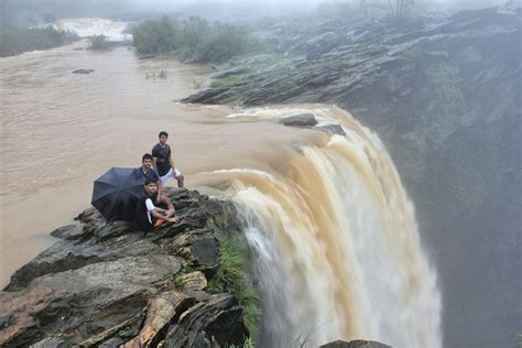 jog falls   located   border  shimoga  uttara kannada districts travel