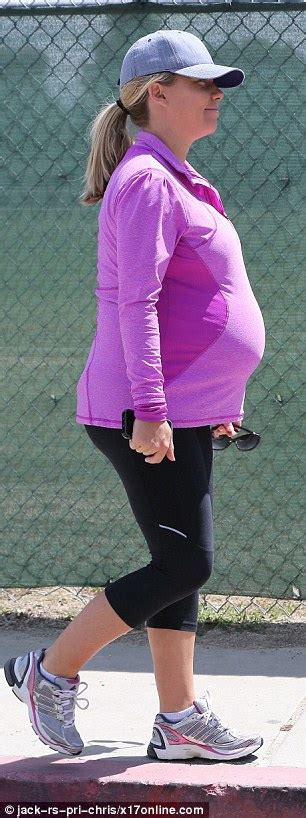 Kendra Wilkinson Steps Out Wearing Maternity Support Belt Daily Mail