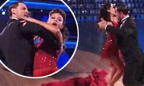 Vanessa Lachey Loses Her Skirt Mid Dance On Dwts Daily Mail Online