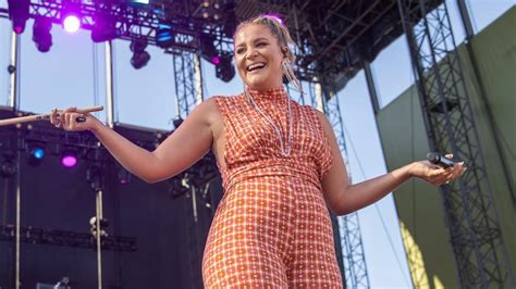 Lauren Alaina Reveals She S Engaged At The Grand Ole Opry Iheart