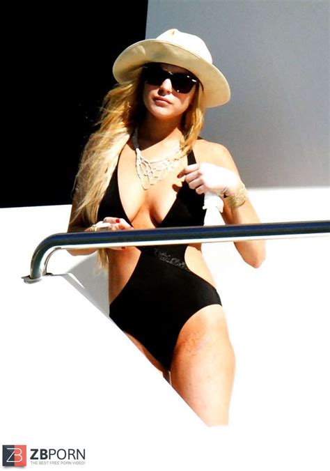 Lindsay Lohan In Taut Ebony Bathing Suit Zb Porn