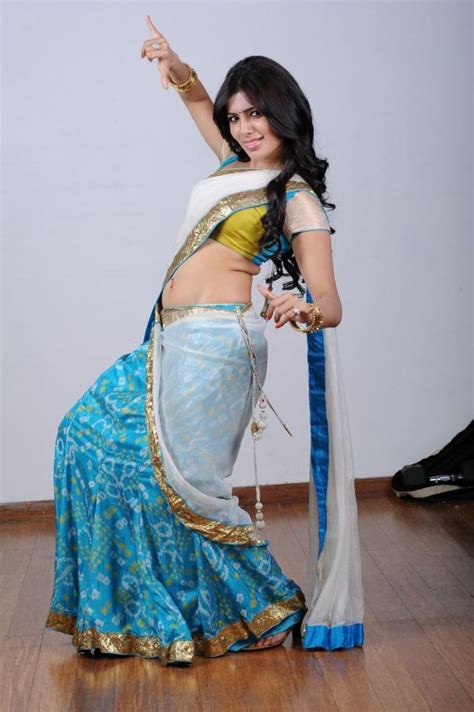 samantha hot navel show stills in half saree cap