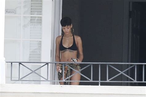Rihanna Photographed By Paparazzi Naked On The Balcony