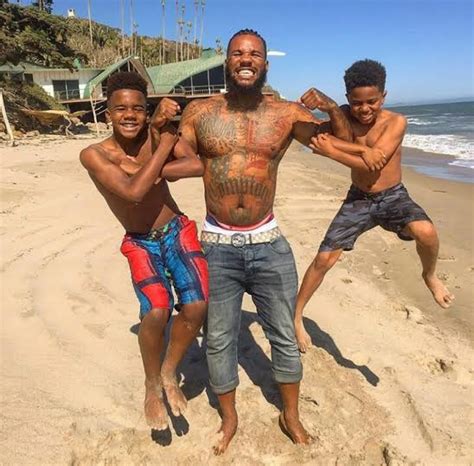 rapper  game hangs    kids   beach