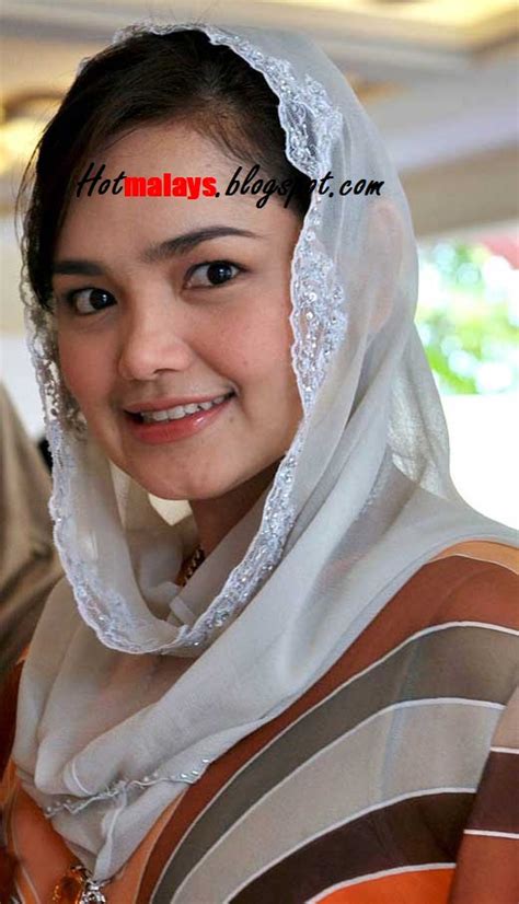 siti nurhaliza bertudung tapi nampak bra