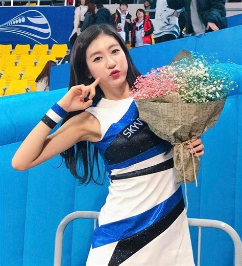 Koreans Can’t Decide Whether This Cheerleader Is More Cute