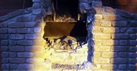 police suspected burglar dies   stuck  chimney