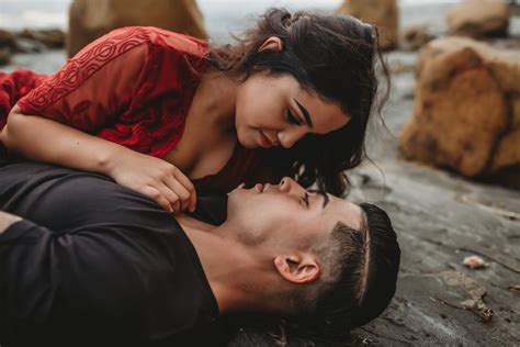 this couple met right before taking these sexy beach photos popsugar love and sex photo 18